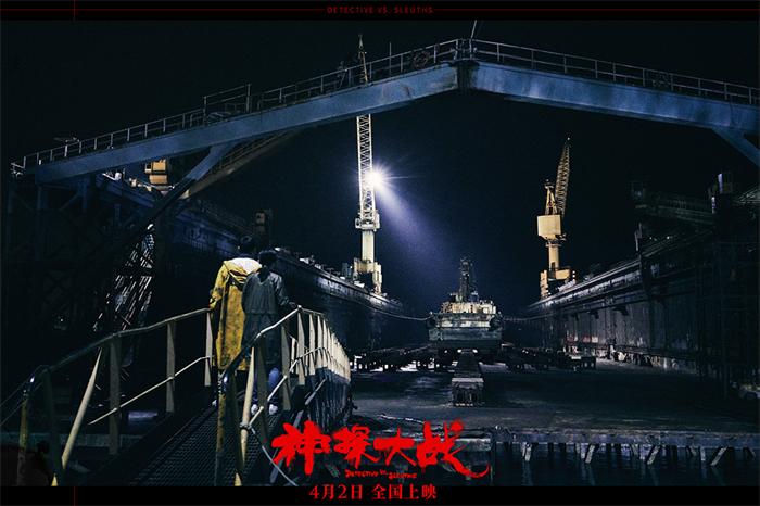 【8】在巨大的船坞面前，刘青云、蔡卓妍显得很渺小.jpg