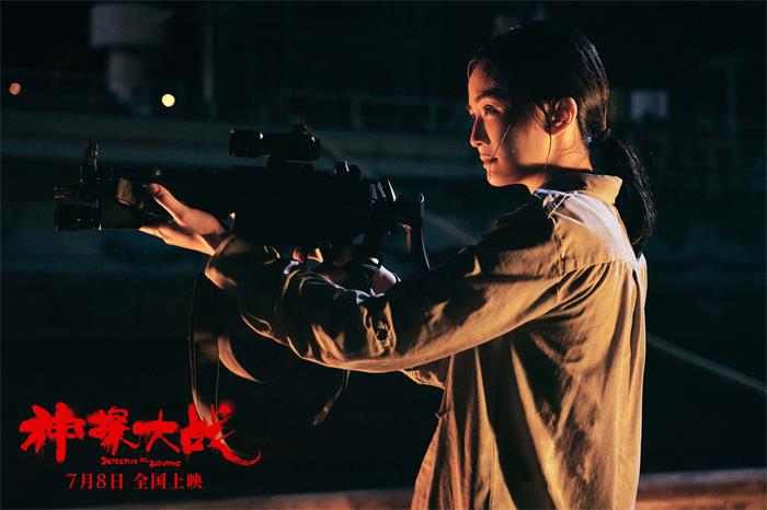 【2】蔡卓妍饰演的女警手端重型武器，眼神和表情透露出复杂纠结的情绪.jpg
