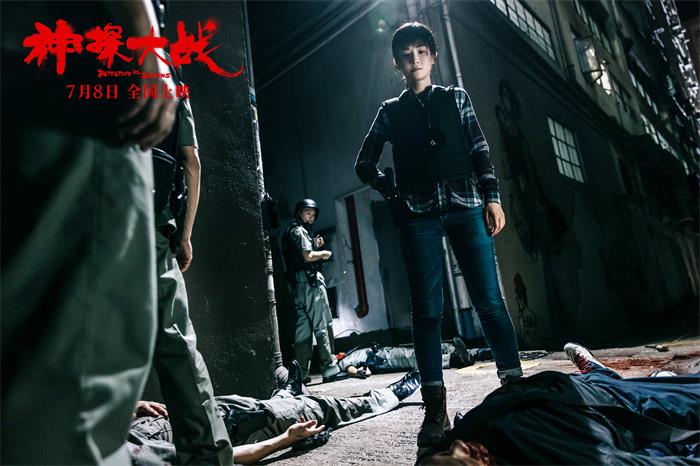 【6】蔡卓妍扮演的女警看着地上横七竖八的警察尸体，显得若有所思.jpg