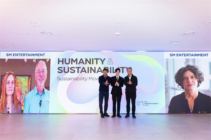 “SM Sustainability Forum”现场图片2（左数李秀满总制作人、EXO成员SUHO、Choi Jae Cheon教授）.jpg
