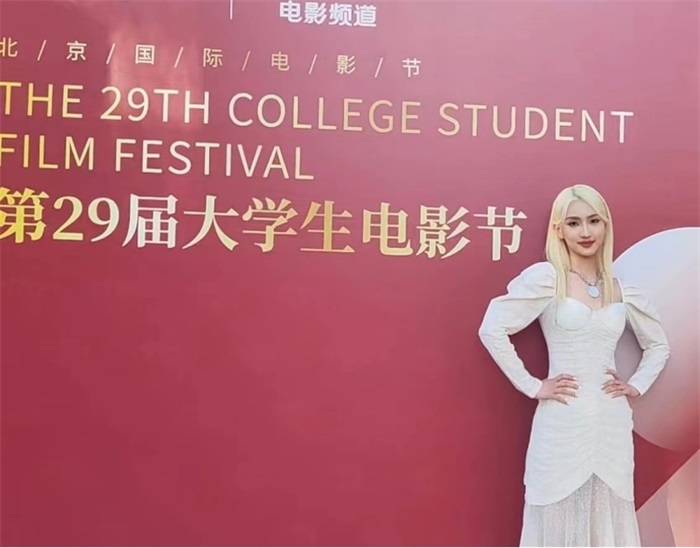 第29届大学生电影节青春之夜，00后歌手周恩洋首次亮相96.JPG